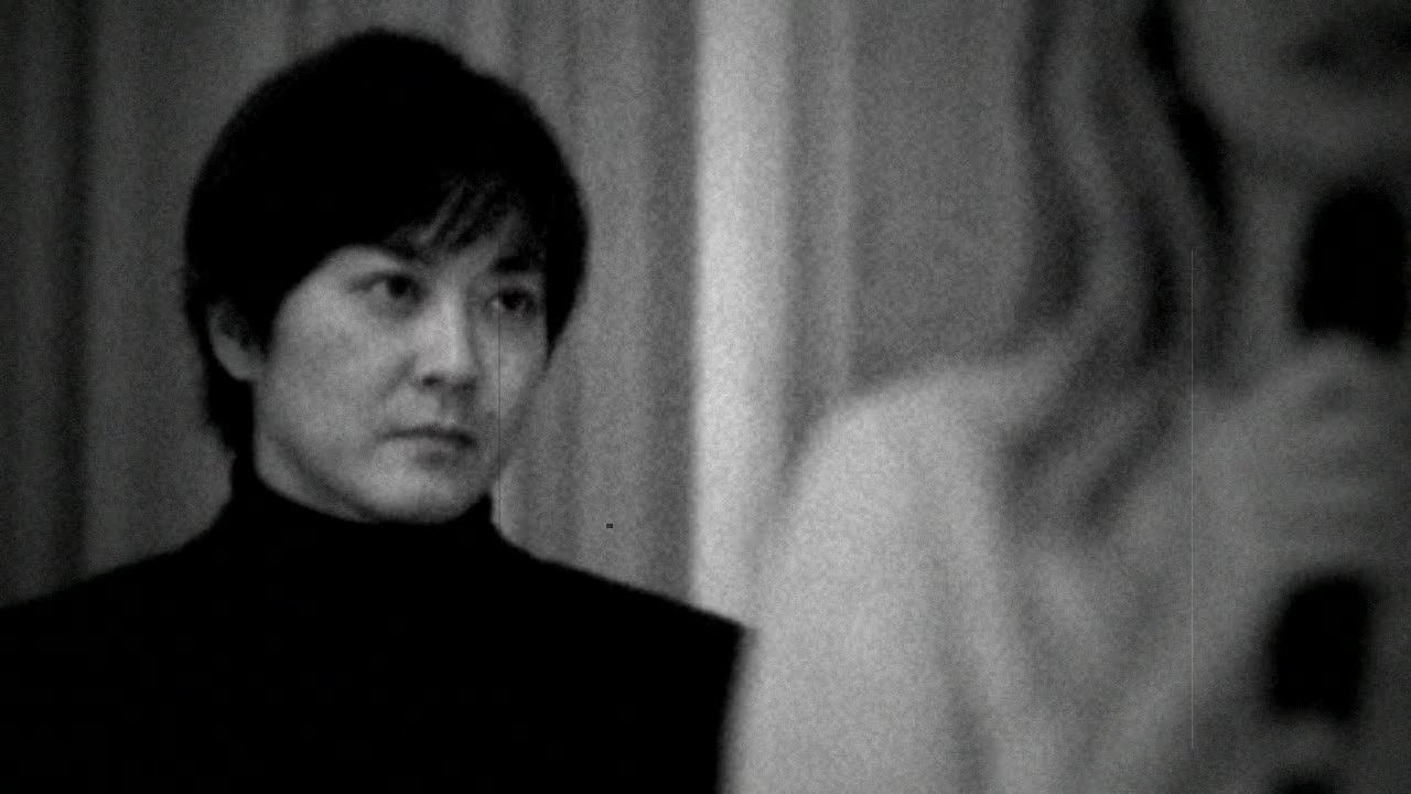 会場で女性の後ろに立つマネージャー